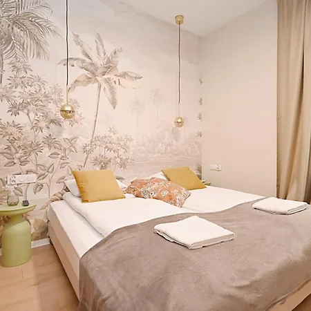 Victus Apartamenty, Compassi